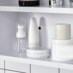 Armadietto a Specchio Rettangolare Montato a Parete con Credenze e Ripiano Regolabile, in MDF e Vetro, 60x15x75cm, Bianco - immagine 9