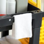 Carrello Pulizie a 3 Ripiani con Ganci e Sacco da 100L, 121x50.5x96.5 cm, Nero Giallo e Grigio - immagine 8
