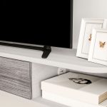Mobile TV Sospeso in Legno con 2 Ripiani Aperti e Armadietto, 120x26x16 cm, Bianco e Grigio - immagine 9