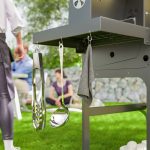 Barbecue a Carbone e Gas con 3 Bruciatori e Coperchio, Termometro, Ruote e Ripiani, Nero - immagine 9