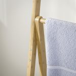 Scaffale Bagno 3 Ripiani con Porta Asciugamani a 3 Barre, Autoportante e Pieghevole in Legno di Bambù - immagine 9