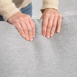 Divano 2 Posti Moderno e Salvaspazio in Tessuto Effetto Lino, 136x77x86 cm;, Grigio Chiaro - immagine 9