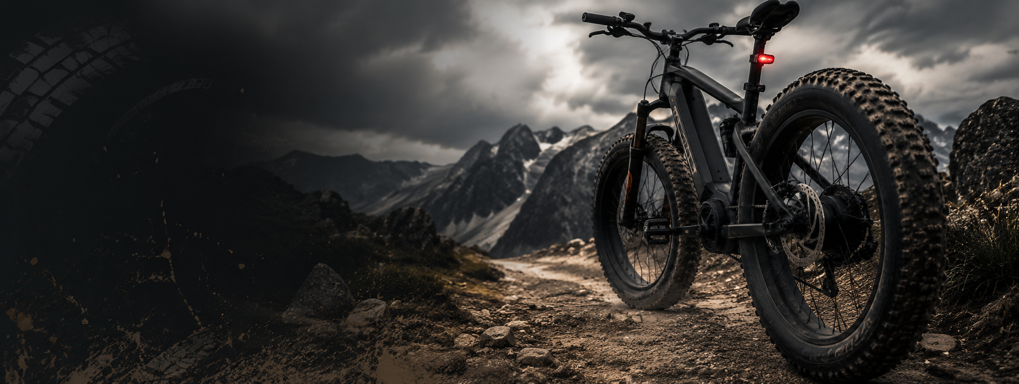 Banner bici elettrica fat bike off-road su terreno sterrato con pneumatici larghi per percorsi outdoor e avventura