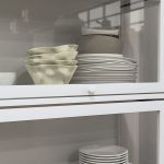 Vetrina per Collezione a 4 Ripiani con Ante a Battente, in Legno e Acrilico, 59x30x139 cm, Bianco - immagine 9